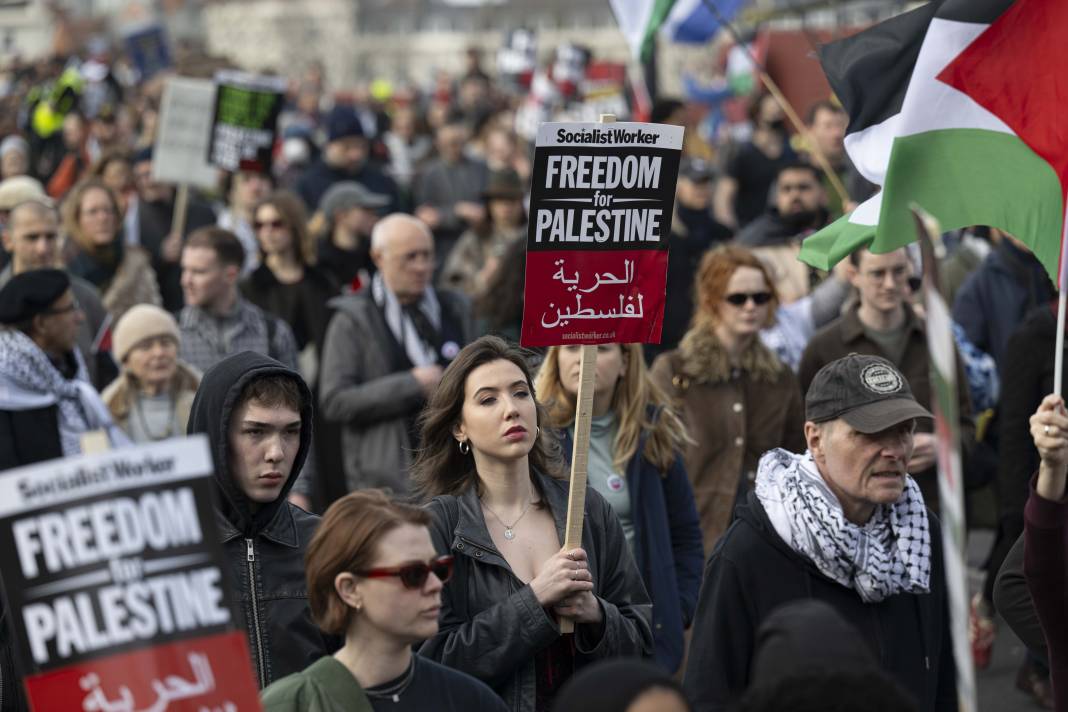 Londra ve Saraybosna'da İsrail protestosu! Binlerce kişi sokaklara döküldü 7